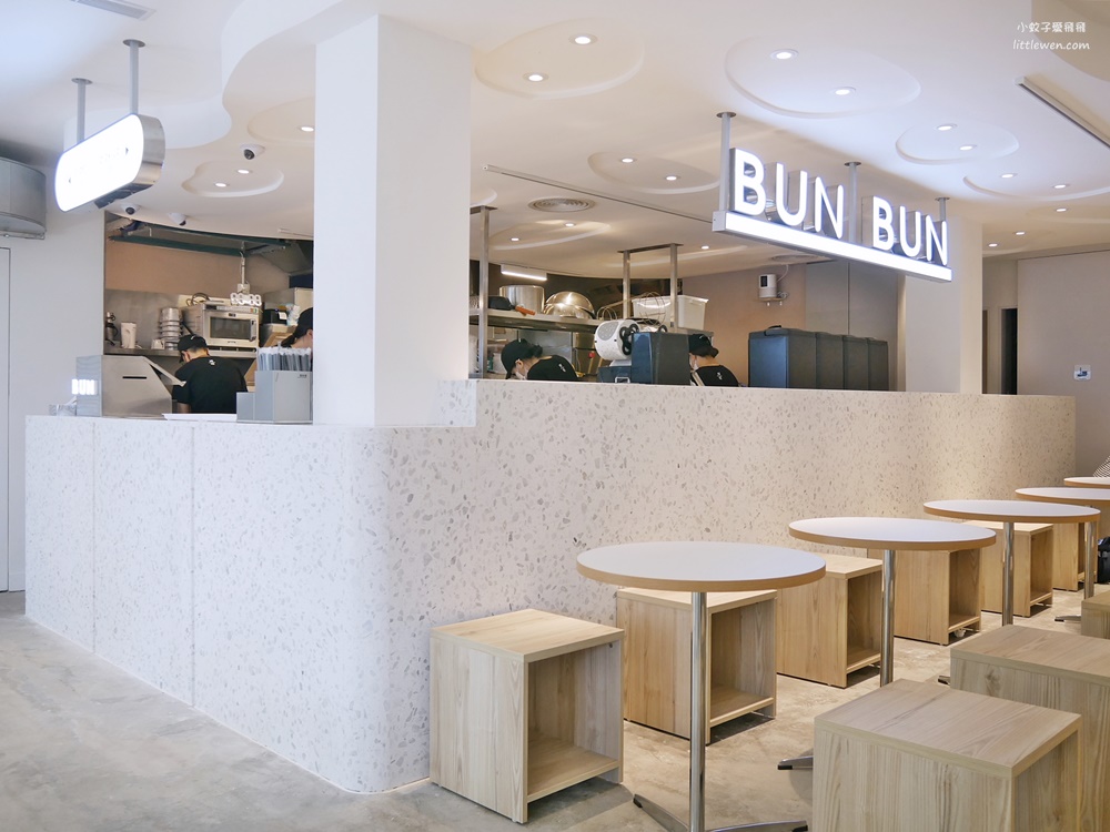 網美熱狗堡「BUN BUN棒棒」台北中山店新開幕，限定色科技銀餐盒又閃又潮