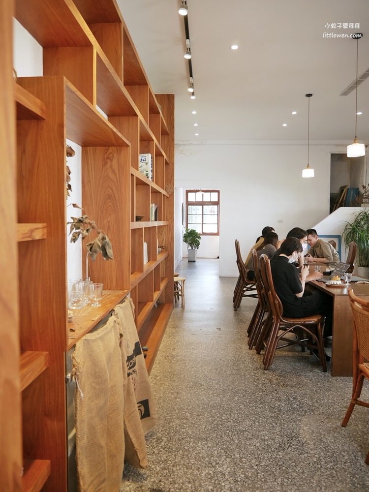 新竹北區「貳參咖啡23 coffee roasters」天井自然光有歷史感老宅咖啡廳