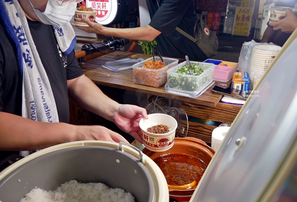 永和樂華夜市美食「蘭笑軒深夜和牛肉飯樂華號」和牛肉燥+和牛油炸鴨蛋香氣超迷人