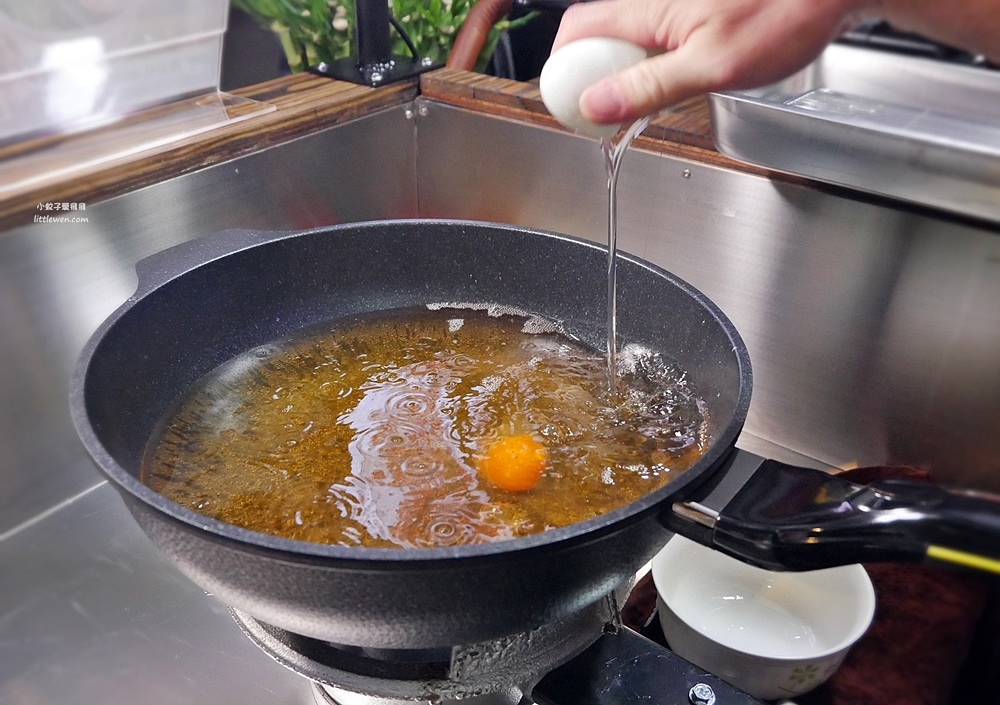 永和樂華夜市美食「蘭笑軒深夜和牛肉飯樂華號」和牛肉燥+和牛油炸鴨蛋香氣超迷人