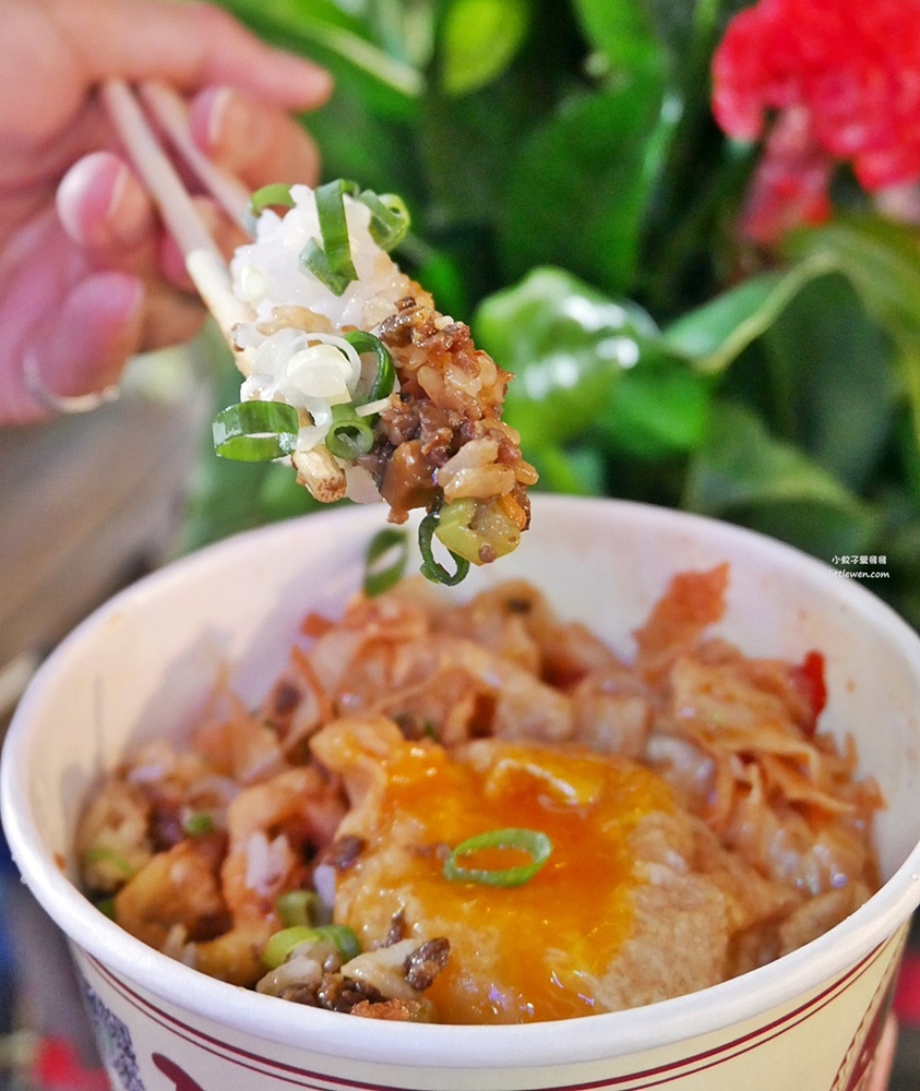 永和樂華夜市美食「蘭笑軒深夜和牛肉飯樂華號」和牛肉燥+和牛油炸鴨蛋香氣超迷人