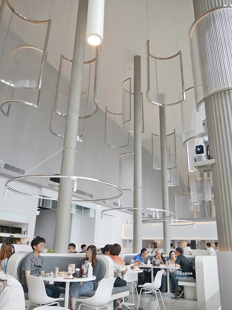 信義區貳樓餐廳「SECOND FLOOR CAFE 貳樓微風南山」9米挑高現代藝術感幻美空間