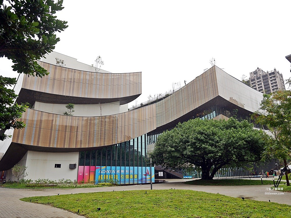 桃園景點「桃園市立圖書館新總館」全台最神美圖書館&蔦屋書店新地標開箱！