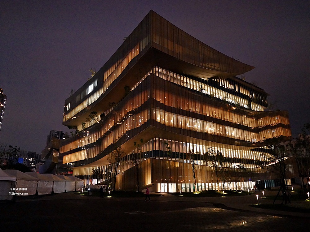 桃園景點「桃園市立圖書館新總館」全台最神美圖書館&蔦屋書店新地標開箱！