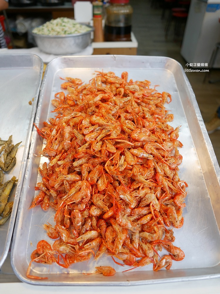 花蓮鯉魚潭美食「鯉魚潭阿房小吃」熱炒現炸蝦餅地瓜多人合菜，必點木瓜牛奶