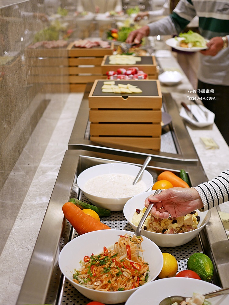 台北漢普頓酒店住宿早餐，竟然一大早就吃肋眼牛排龍蝦粥！