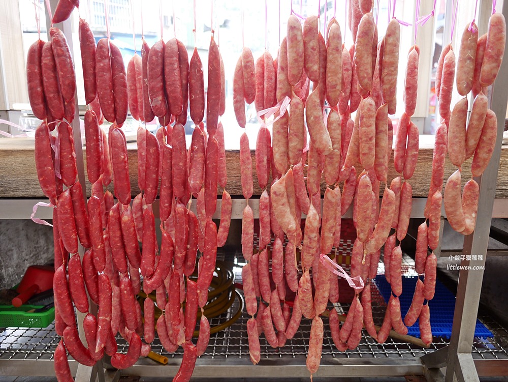 三峽美食「九鬮香腸」創立已50年黑豬肉手工香腸會噴汁