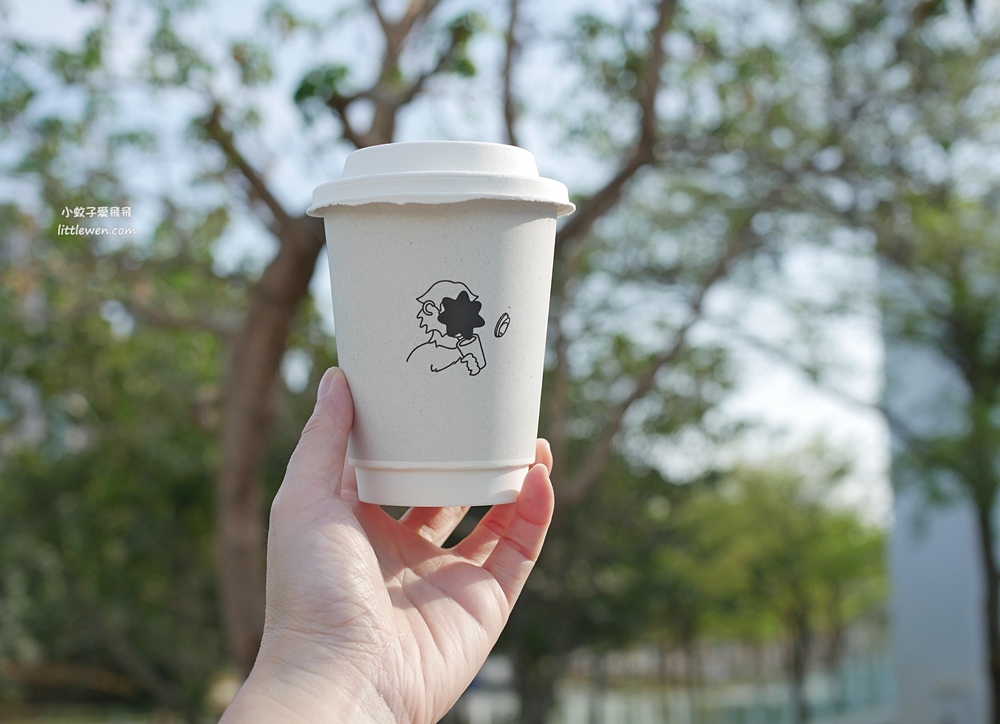 高雄鼓山「Akau Coffee 猻物咖啡內惟」藝術館純白綠意咖啡廳