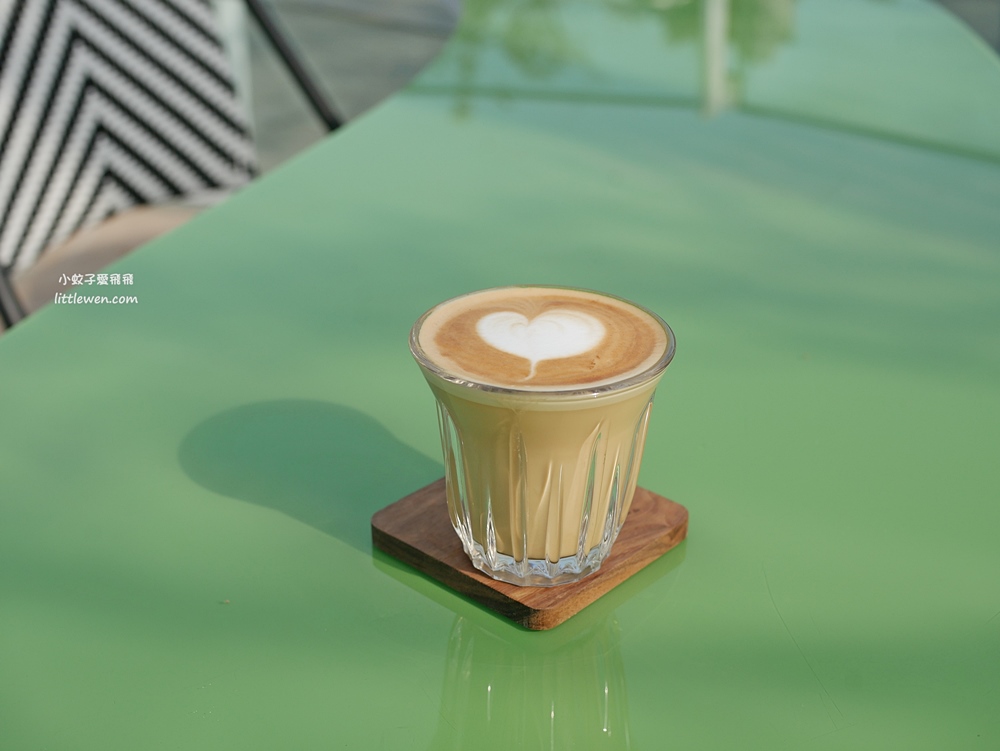 高雄鼓山「Akau Coffee 猻物咖啡內惟」藝術館純白綠意咖啡廳