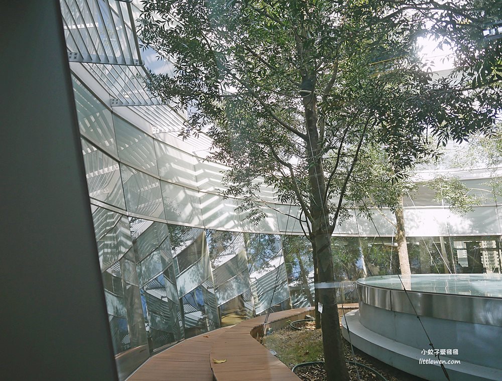 高雄市立圖書館總館，穿透樹海裡的綠建築