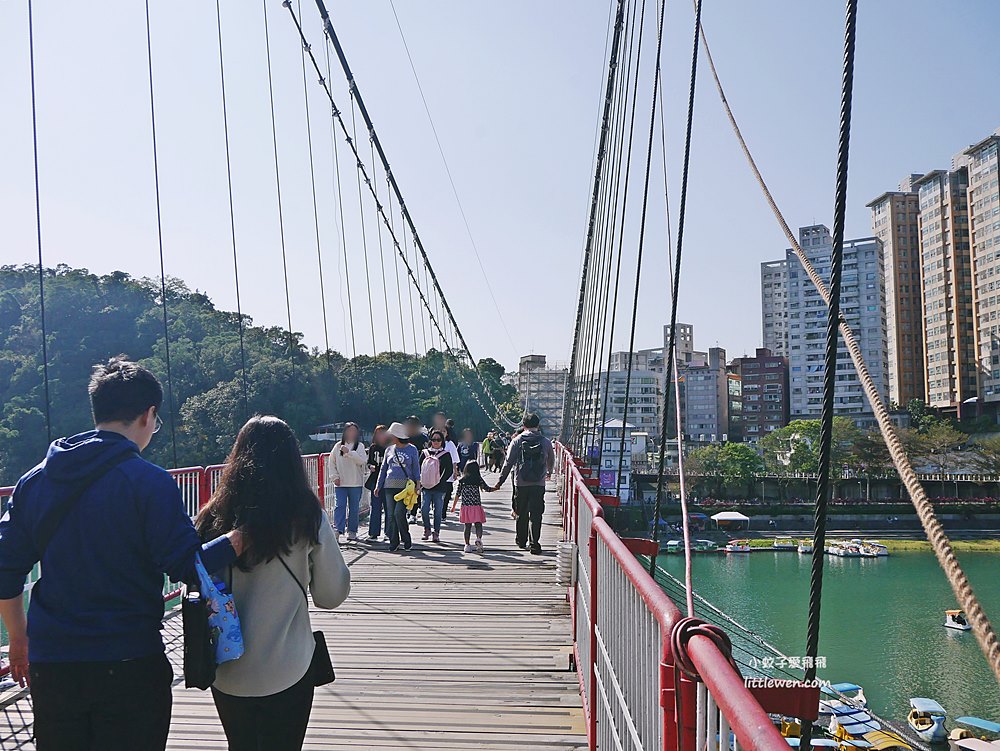 新店碧潭這樣玩~碧潭吊橋、踩天鵝船、賞水舞，和美山步道、搭百年人力擺渡船