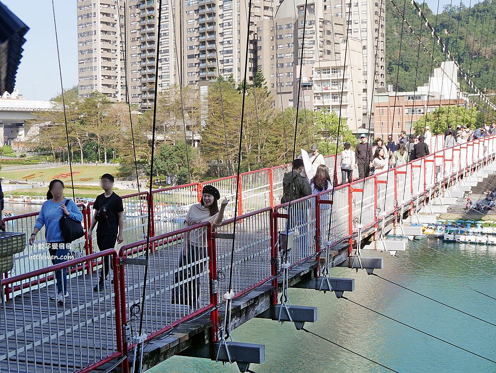 新店碧潭這樣玩~碧潭吊橋、踩天鵝船、賞水舞，和美山步道、搭百年人力擺渡船