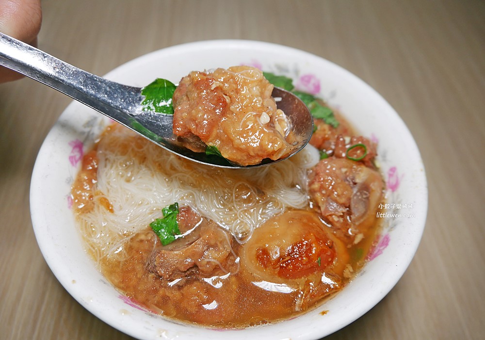 饒河夜市美食「后庒排骨酥麵」湯頭稠郁肉軟骨脆，滷肉飯是亮點