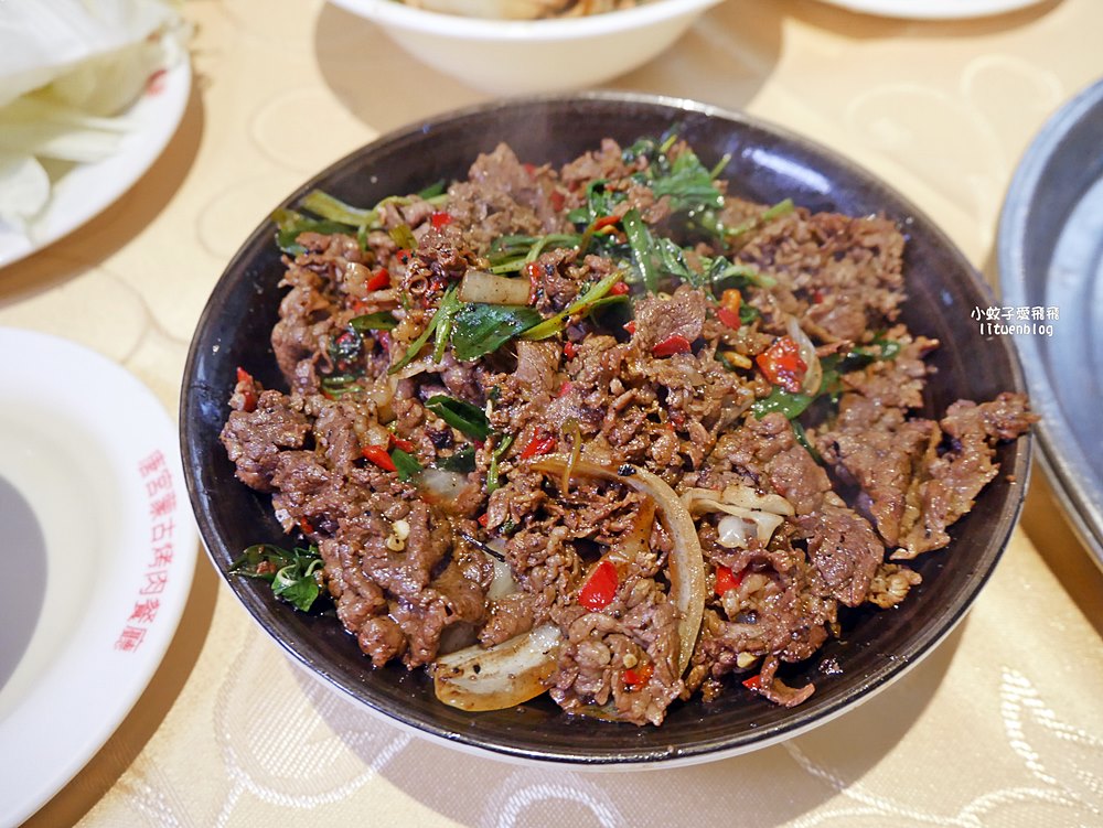 「唐宮蒙古烤肉酸菜白肉餐廳」老台北人的記憶蒙古烤肉+酸菜白肉鍋吃到飽