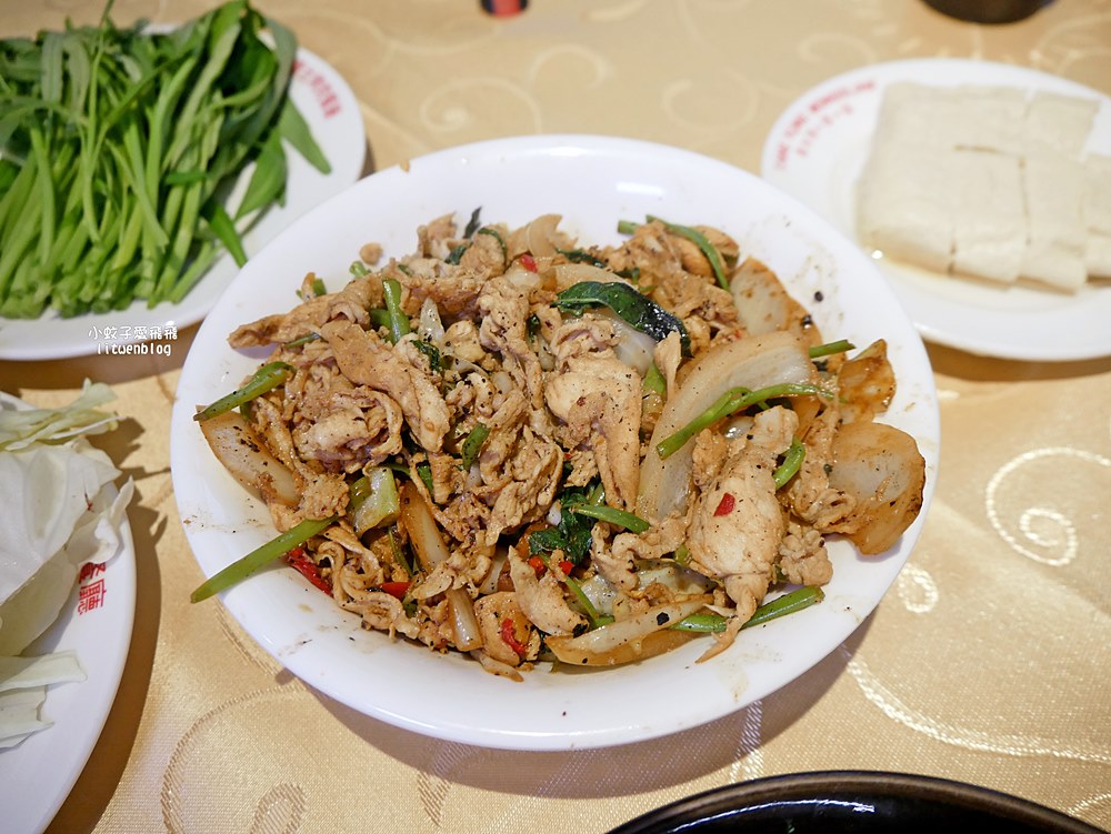 「唐宮蒙古烤肉酸菜白肉餐廳」老台北人的記憶蒙古烤肉+酸菜白肉鍋吃到飽