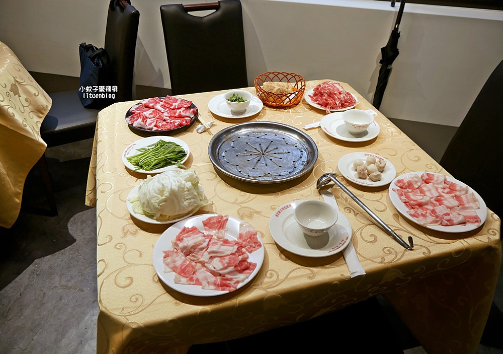 「唐宮蒙古烤肉酸菜白肉餐廳」老台北人的記憶蒙古烤肉+酸菜白肉鍋吃到飽