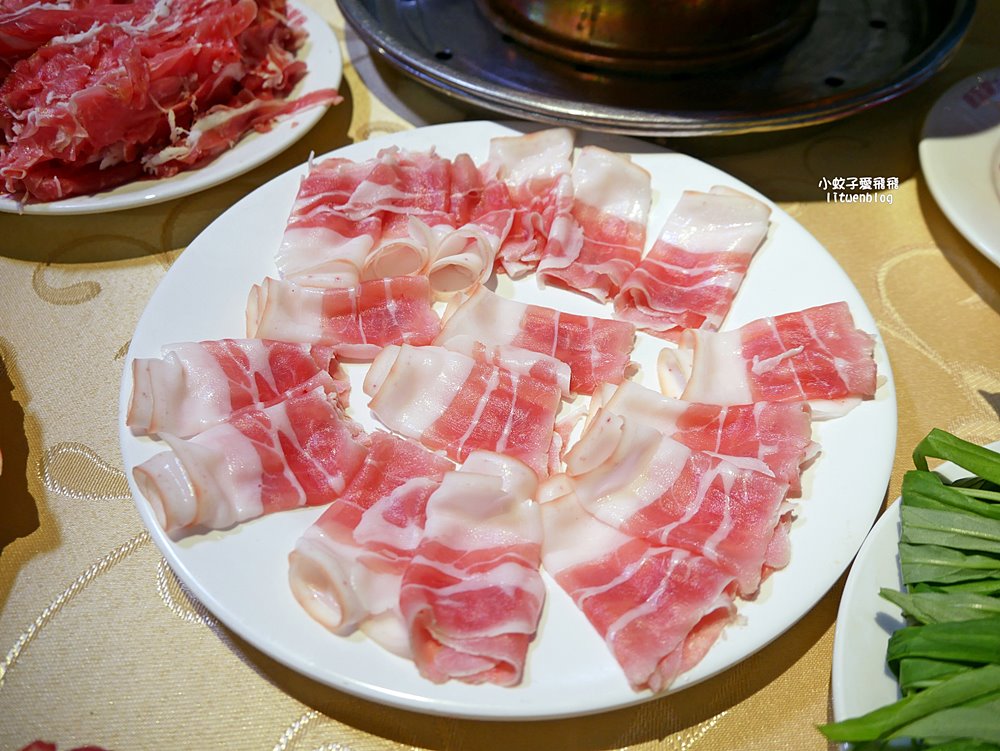 「唐宮蒙古烤肉酸菜白肉餐廳」老台北人的記憶蒙古烤肉+酸菜白肉鍋吃到飽