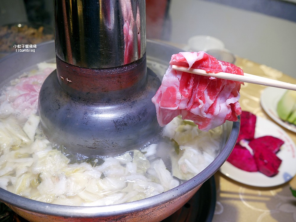 「唐宮蒙古烤肉酸菜白肉餐廳」老台北人的記憶蒙古烤肉+酸菜白肉鍋吃到飽