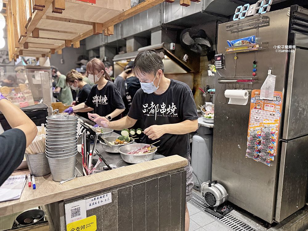 「品都串燒攤新莊」平價串燒人氣爆棚天天在排隊