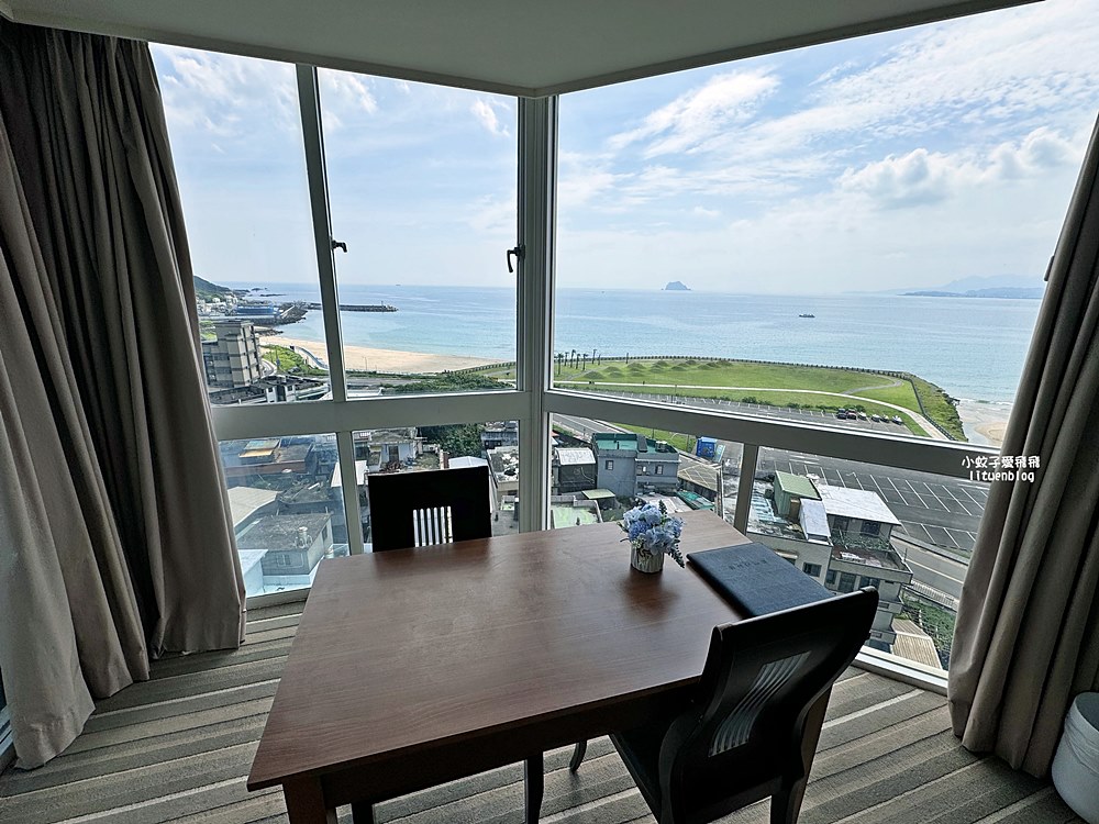 「群策翡翠灣溫泉飯店」擁翡翠灣基隆嶼晨曦夕陽無敵海景，房間寛敞舒適