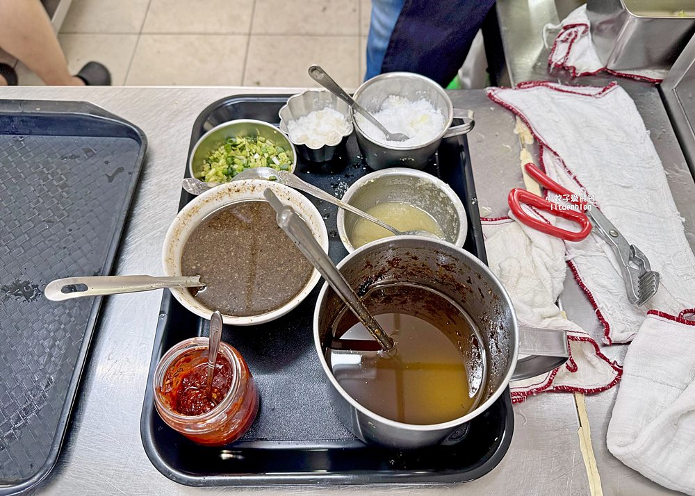 高雄鹽埕美食「米糕城」挑擔街頭叫賣起家80年的懷舊老味道