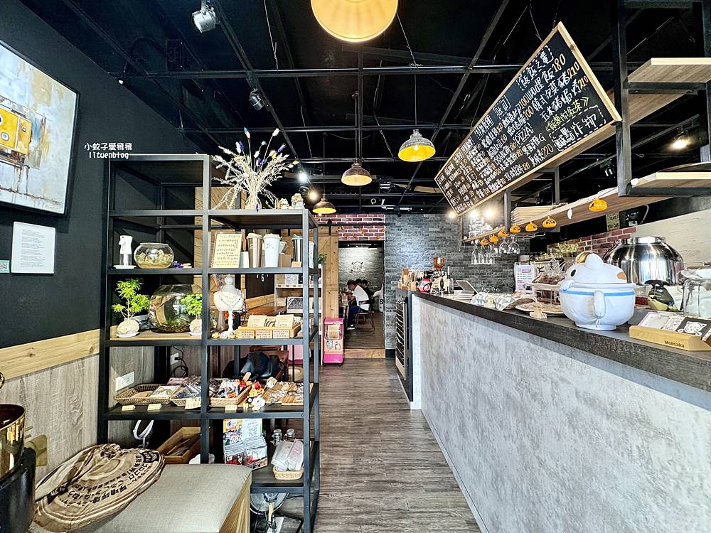 三峽咖啡「Team Coffee咖啡。停」老街旁的三合院內有可愛貓咪相陪
