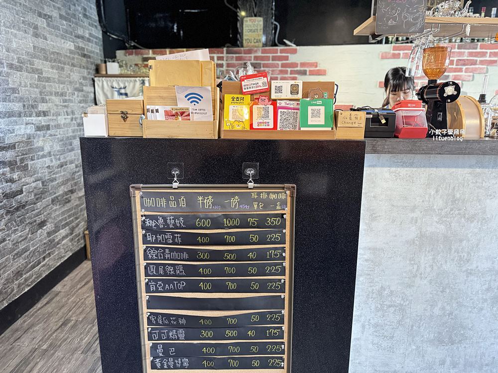 三峽咖啡「Team Coffee咖啡。停」老街旁的三合院內有可愛貓咪相陪