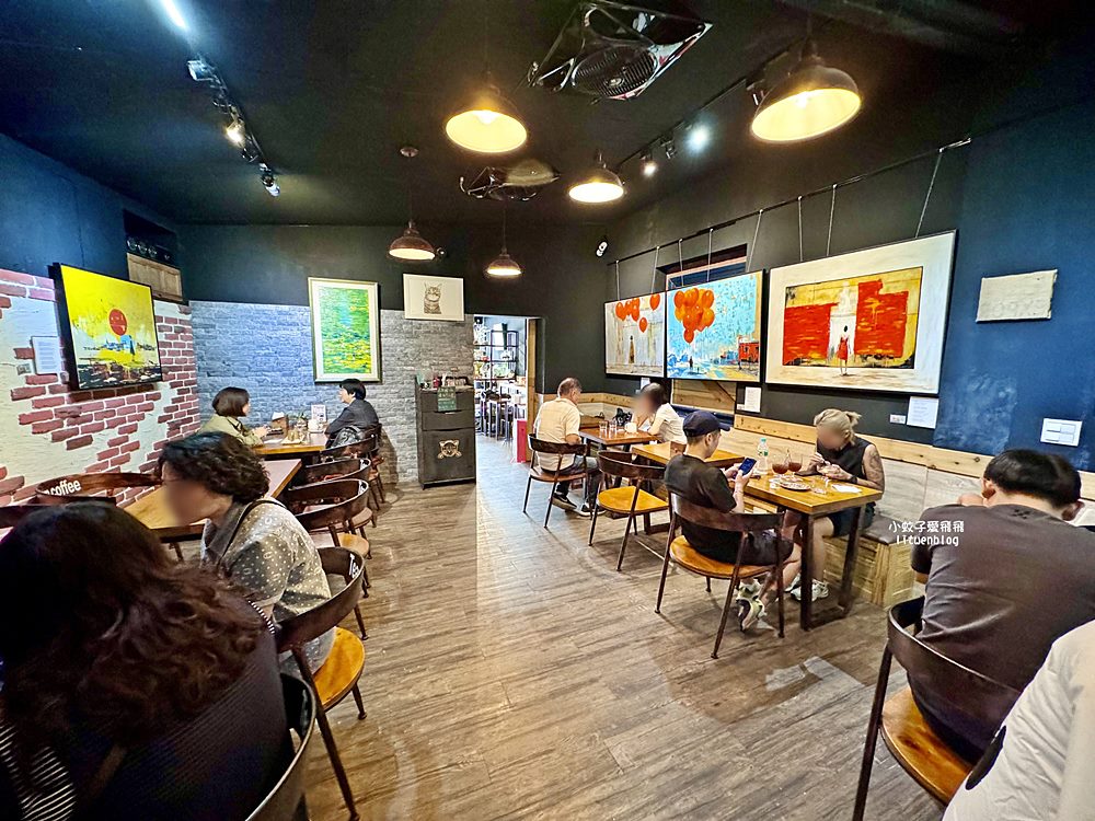 三峽咖啡「Team Coffee咖啡。停」老街旁的三合院內有可愛貓咪相陪