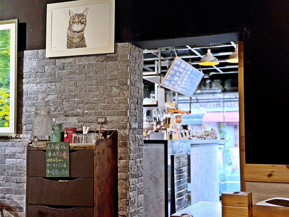 三峽咖啡「Team Coffee咖啡。停」老街旁的三合院內有可愛貓咪相陪