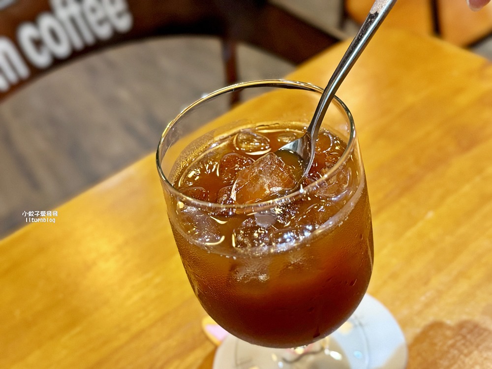三峽咖啡「Team Coffee咖啡。停」老街旁的三合院內有可愛貓咪相陪