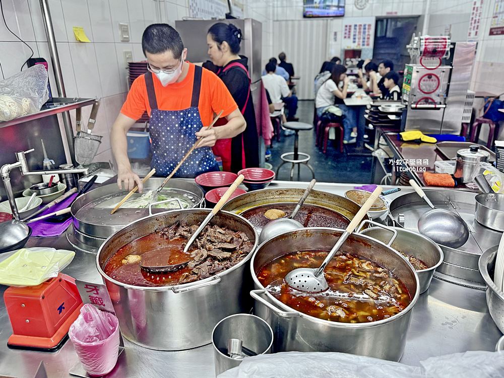 「老葉牛肉麵創始店」新莊超過40年牛肉麵老店滷味自夾自切