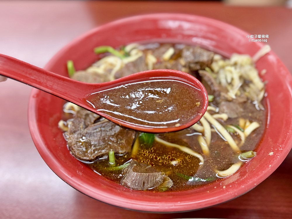 「老葉牛肉麵創始店」新莊超過40年牛肉麵老店滷味自夾自切