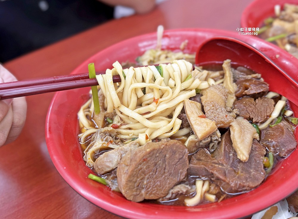 「老葉牛肉麵創始店」新莊超過40年牛肉麵老店滷味自夾自切