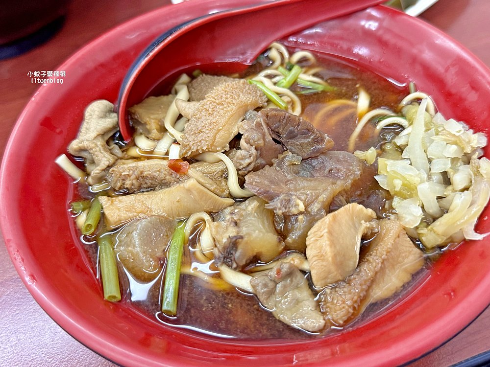 「老葉牛肉麵創始店」新莊超過40年牛肉麵老店滷味自夾自切