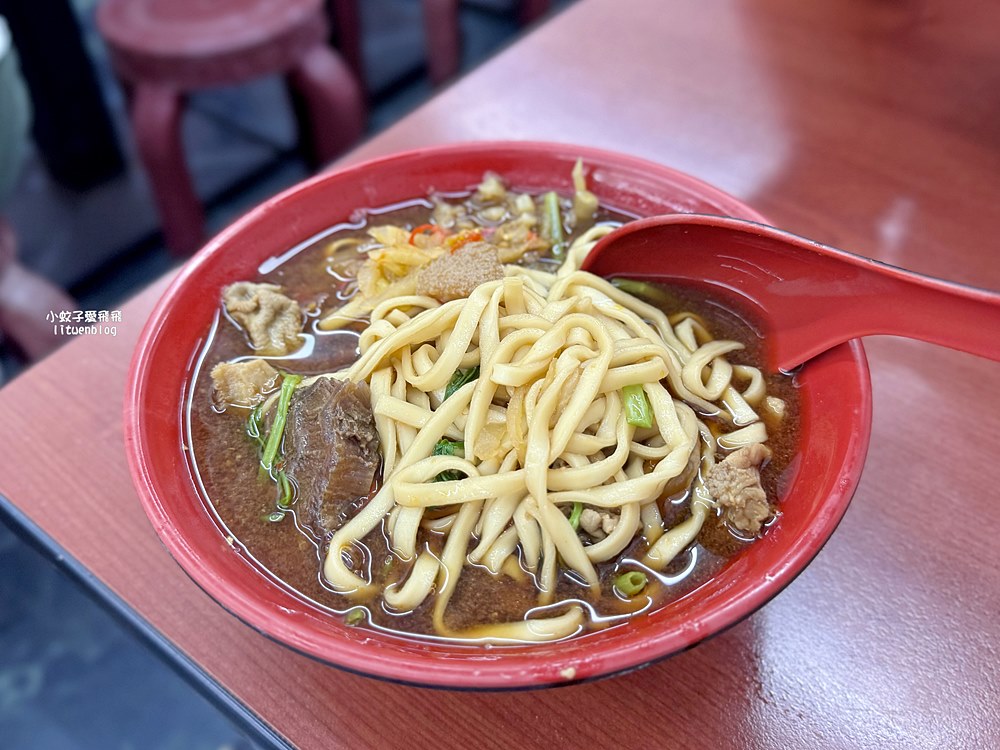 「老葉牛肉麵創始店」新莊超過40年牛肉麵老店滷味自夾自切