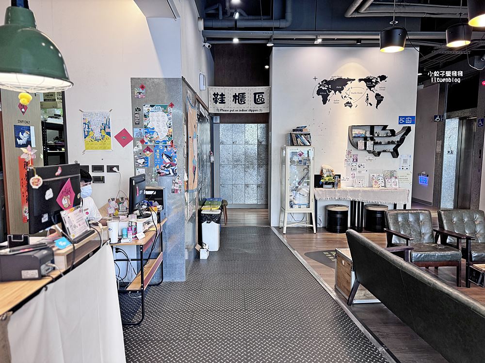承億文旅小承輕旅就在美麗島站旁近六合夜市，平價又方便
