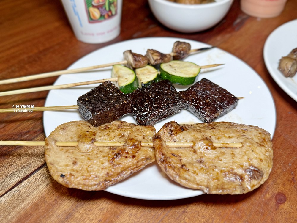 高雄六合夜市美食超過50年烤肉之家&鄭老牌木瓜牛奶，鹽酥杏鮑菇麻辣魚蛋