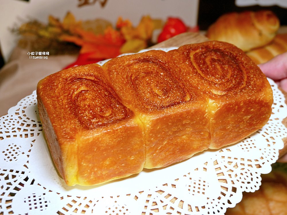 「釛 匠研所 Bakeries Lab.」日本熱銷菠蘿麵包黃金吐司台北車站就能買到了 「釛 匠研所 Bakeries Lab.」日本熱銷菠蘿麵包黃金吐司台北車站就能買到了
