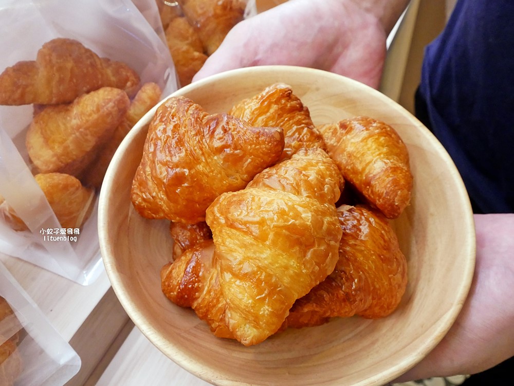 「釛 匠研所 Bakeries Lab.」日本熱銷菠蘿麵包黃金吐司台北車站就能買到了 「釛 匠研所 Bakeries Lab.」日本熱銷菠蘿麵包黃金吐司台北車站就能買到了