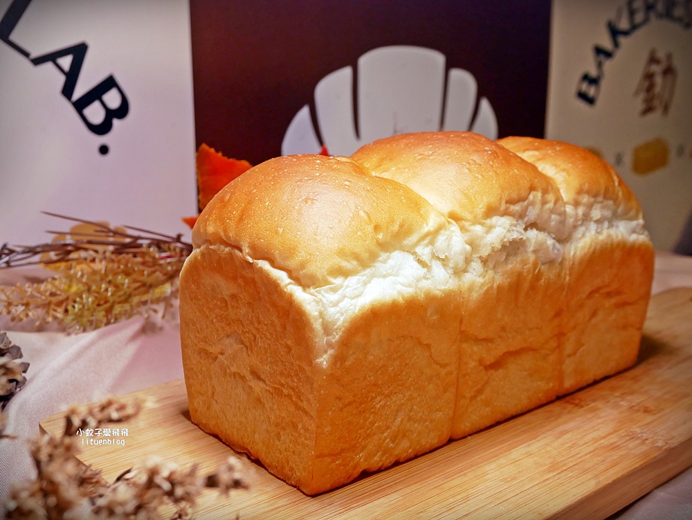 「釛 匠研所 Bakeries Lab.」日本熱銷菠蘿麵包黃金吐司台北車站就能買到了 「釛 匠研所 Bakeries Lab.」日本熱銷菠蘿麵包黃金吐司台北車站就能買到了