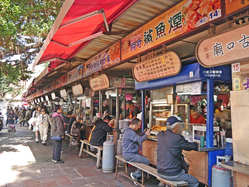 大稻埕保安街賴記雞卷，現炸酥脆外皮包裹洋蔥丁雞肉塊