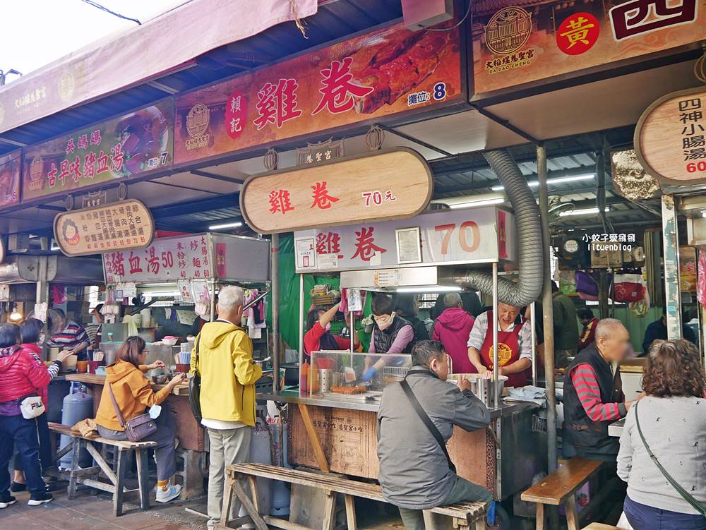 大稻埕保安街賴記雞卷，現炸酥脆外皮包裹洋蔥丁雞肉塊