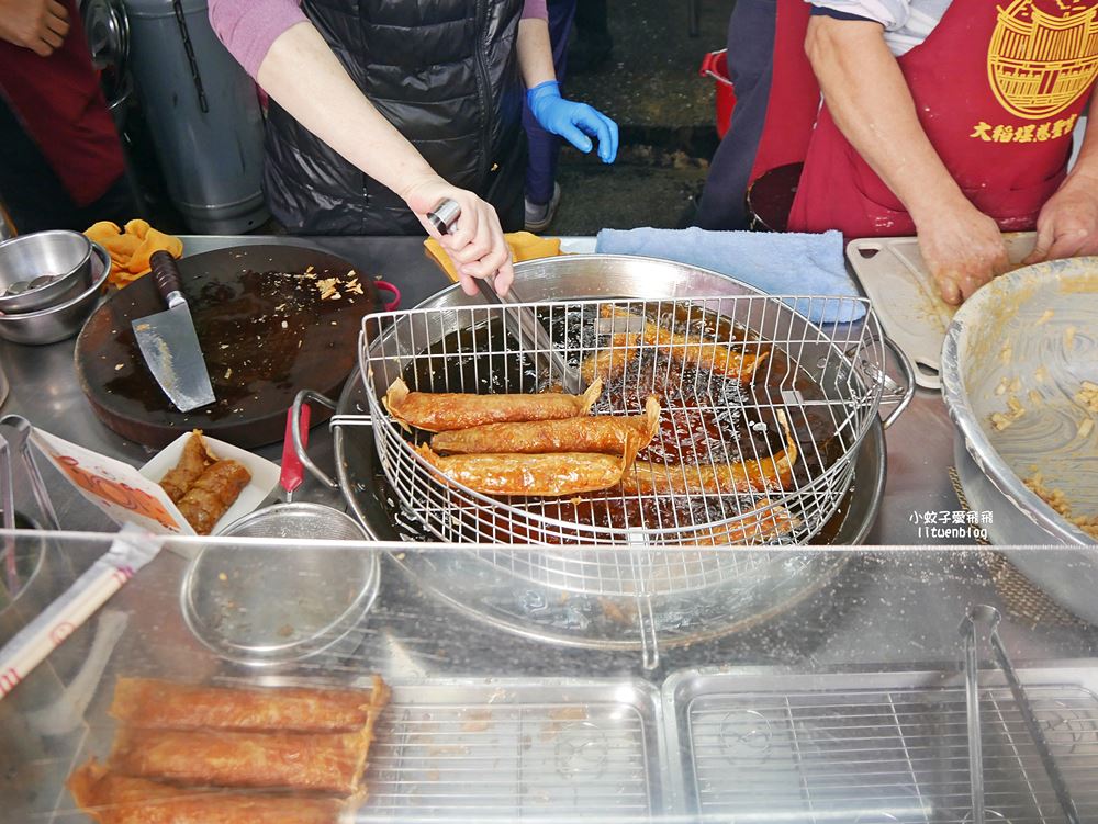 大稻埕保安街賴記雞卷，現炸酥脆外皮包裹洋蔥丁雞肉塊