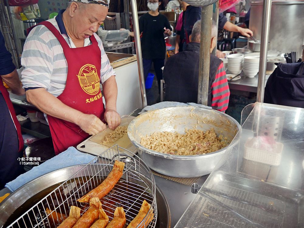 大稻埕保安街賴記雞卷，現炸酥脆外皮包裹洋蔥丁雞肉塊