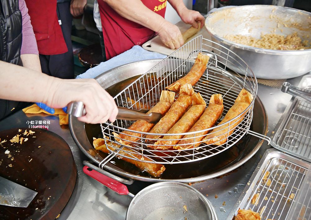 大稻埕保安街賴記雞卷，現炸酥脆外皮包裹洋蔥丁雞肉塊