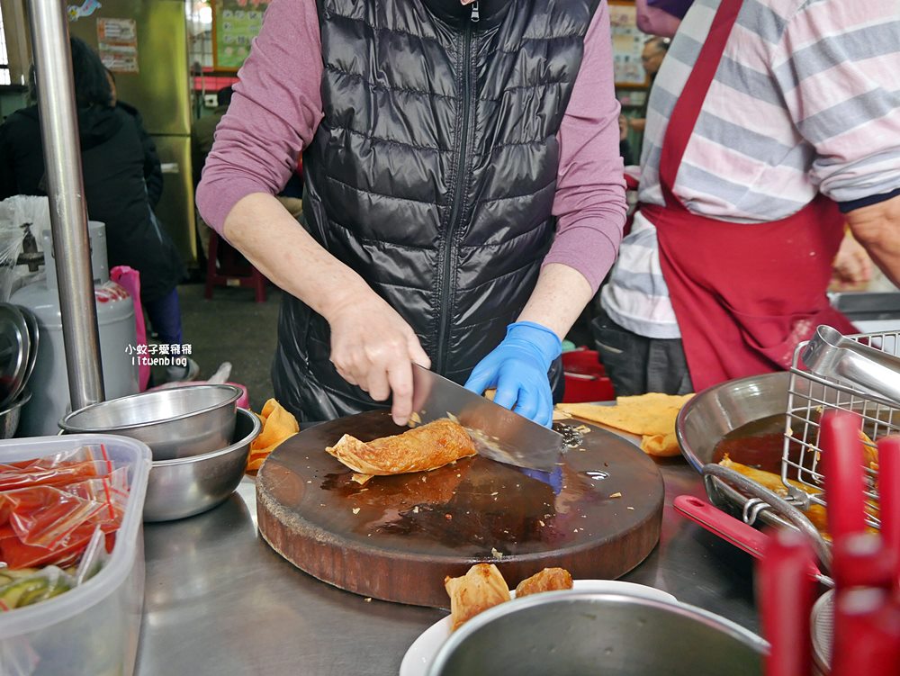 大稻埕保安街賴記雞卷，現炸酥脆外皮包裹洋蔥丁雞肉塊