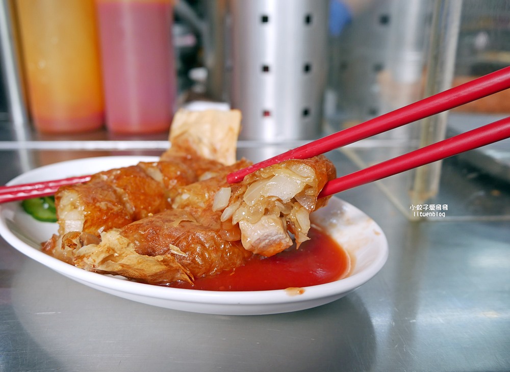 大稻埕保安街賴記雞卷，現炸酥脆外皮包裹洋蔥丁雞肉塊