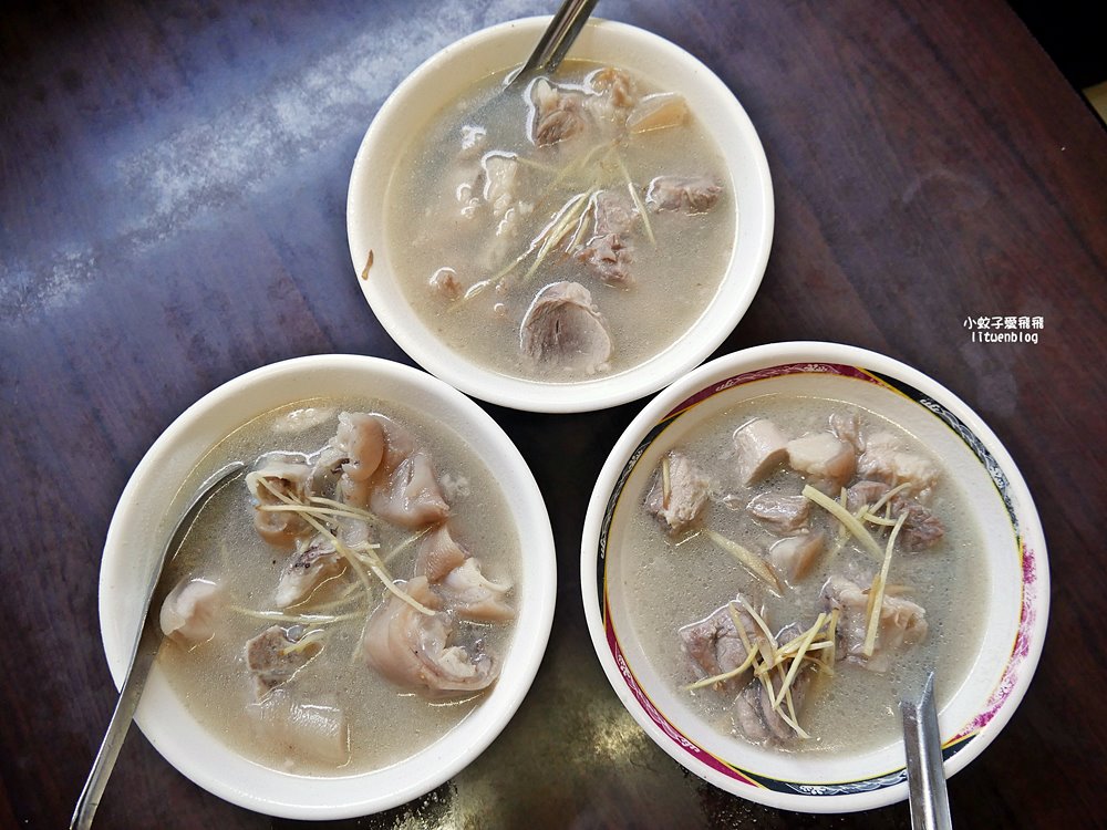 大稻埕慈聖宮美食街「許仔豬腳麵線」50年清燉豬腳吃不膩,得到500碗的最高榮譽 大稻埕慈聖宮美食街「許仔豬腳麵線」50年清燉豬腳吃不膩,得到500碗的最高榮譽