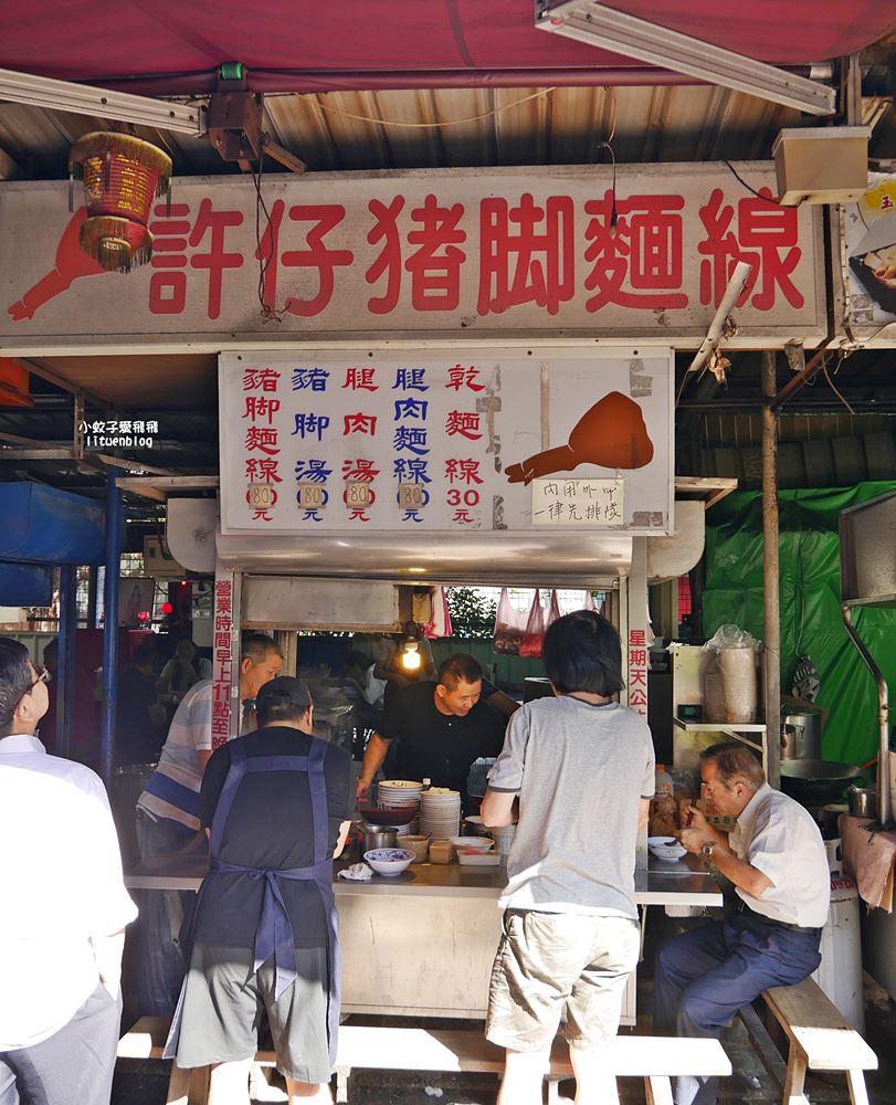 大稻埕慈聖宮美食街「許仔豬腳麵線」50年清燉豬腳吃不膩，得到500碗的最高榮譽