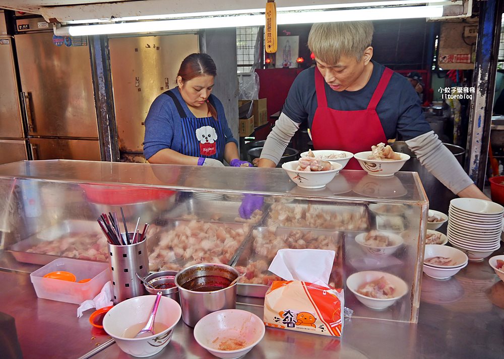 大稻埕慈聖宮美食街「許仔豬腳麵線」50年清燉豬腳吃不膩，得到500碗的最高榮譽